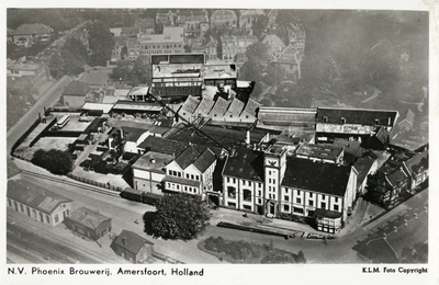 13019 Luchtfoto van het fabriekscomplex van de N.V. Phoenix Brouwerij (Smallepad) te Amersfoort uit het noordoosten.